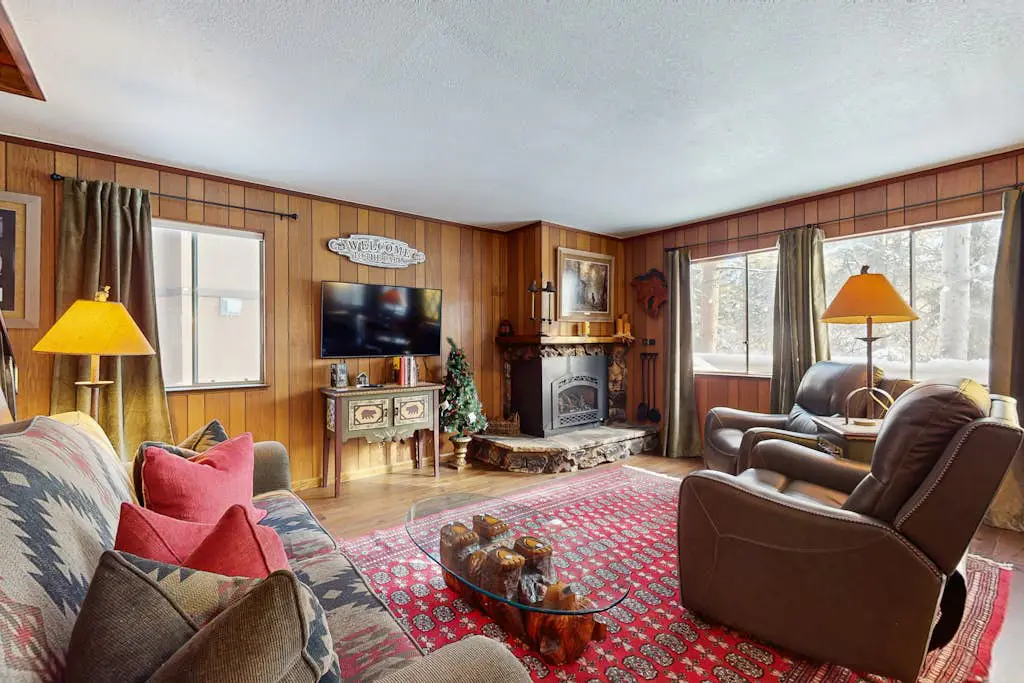 Classic Gambrel-style cabin, family and pet friendly, walk to lake, close to ski