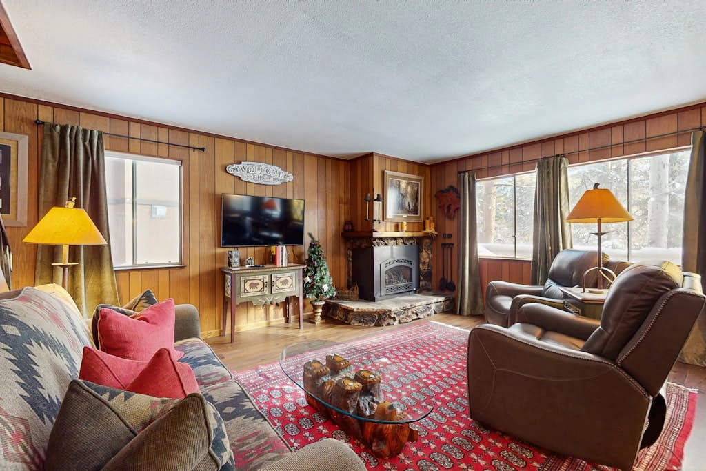 Classic Gambrel-style cabin, family and pet friendly, walk to lake, close to ski