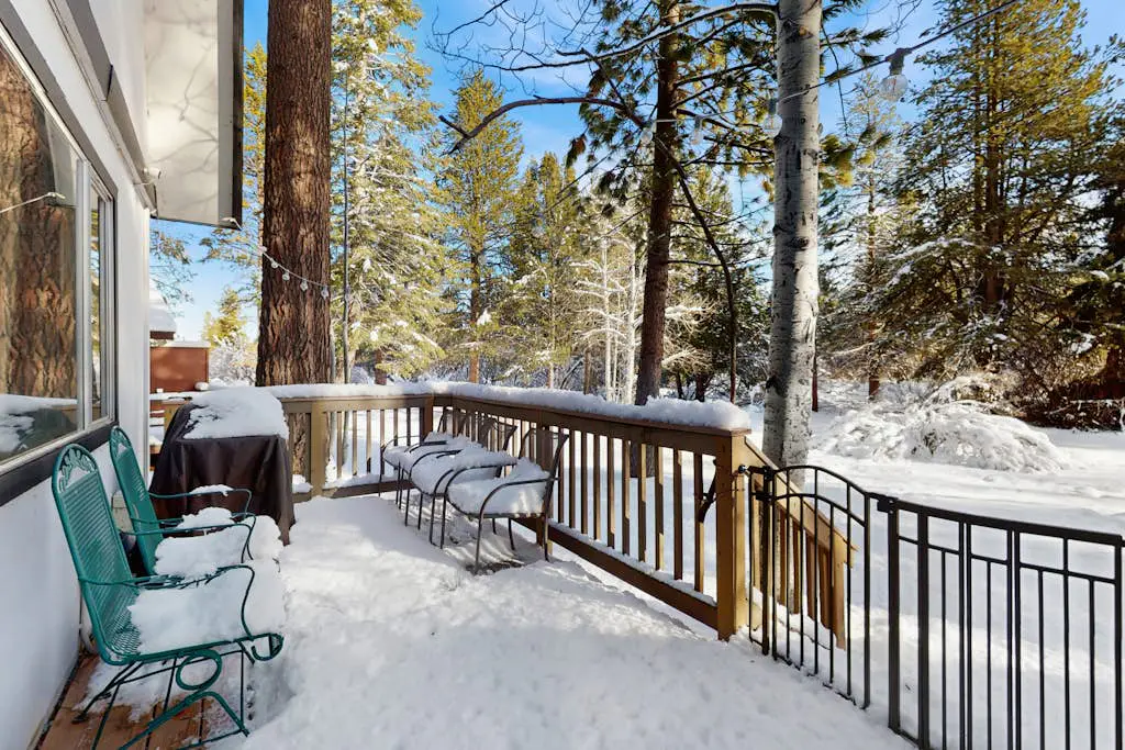 Classic Gambrel-style cabin, family and pet friendly, walk to lake, close to ski