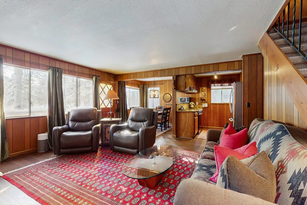 Classic Gambrel-style cabin, family and pet friendly, walk to lake, close to ski