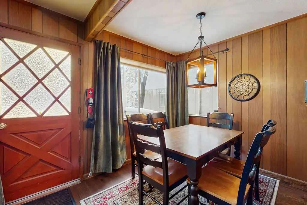 Classic Gambrel-style cabin, family and pet friendly, walk to lake, close to ski