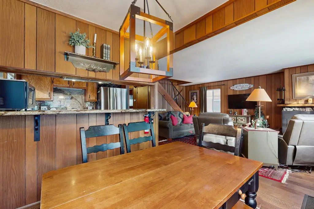 Classic Gambrel-style cabin, family and pet friendly, walk to lake, close to ski