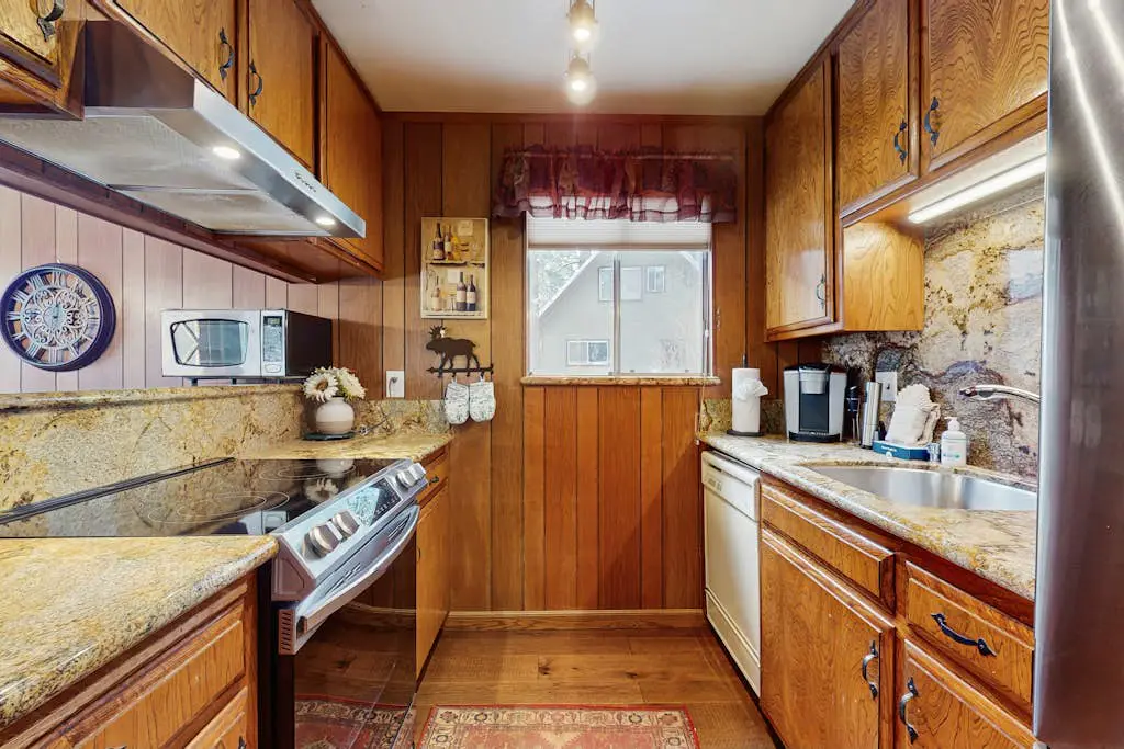 Classic Gambrel-style cabin, family and pet friendly, walk to lake, close to ski
