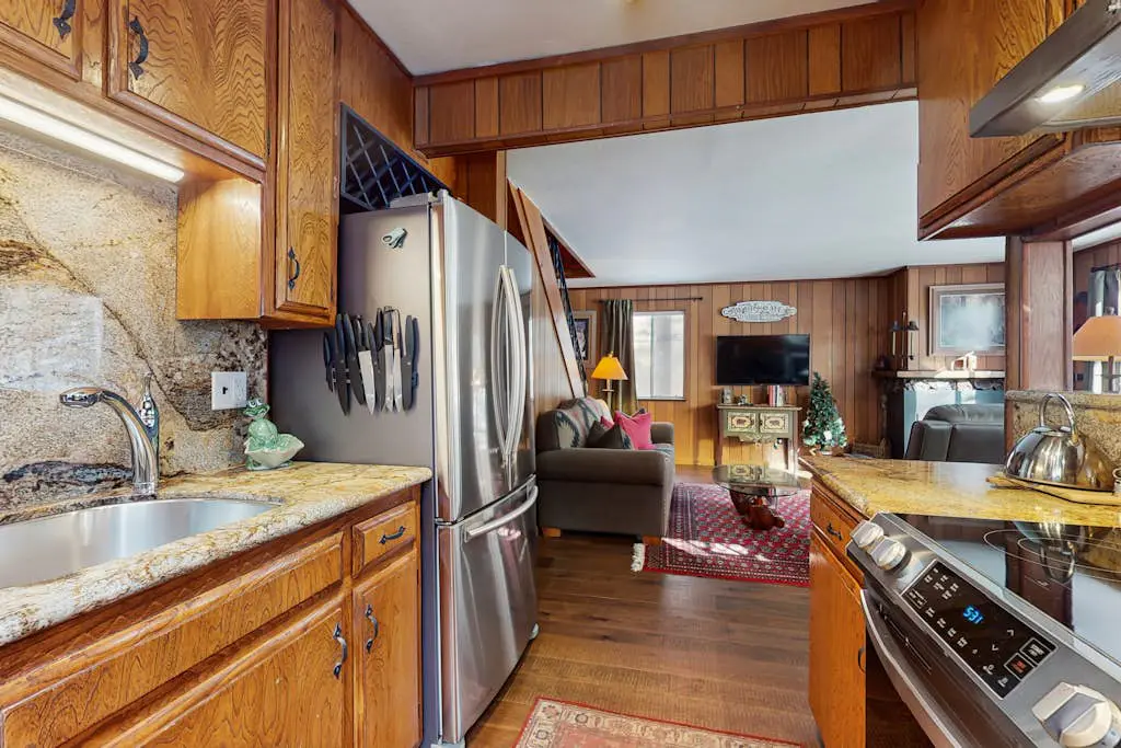 Classic Gambrel-style cabin, family and pet friendly, walk to lake, close to ski