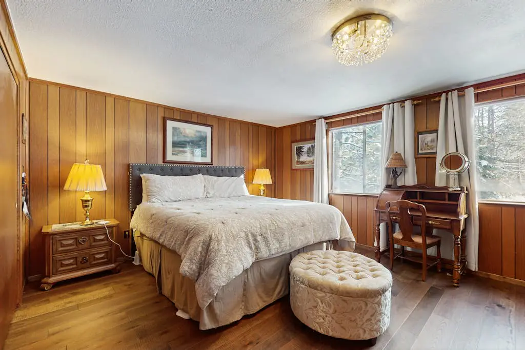 Classic Gambrel-style cabin, family and pet friendly, walk to lake, close to ski