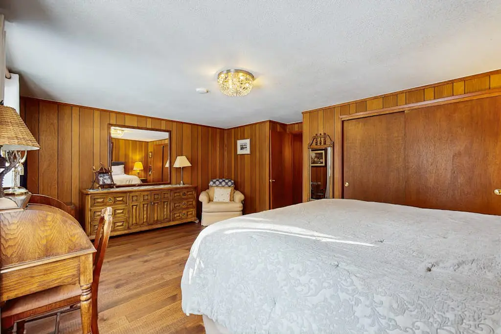 Classic Gambrel-style cabin, family and pet friendly, walk to lake, close to ski