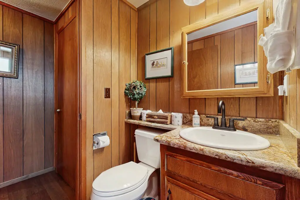 Classic Gambrel-style cabin, family and pet friendly, walk to lake, close to ski