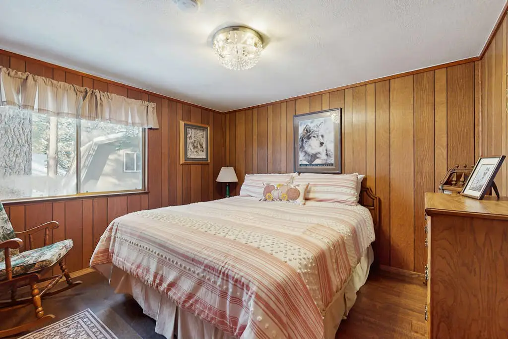 Classic Gambrel-style cabin, family and pet friendly, walk to lake, close to ski