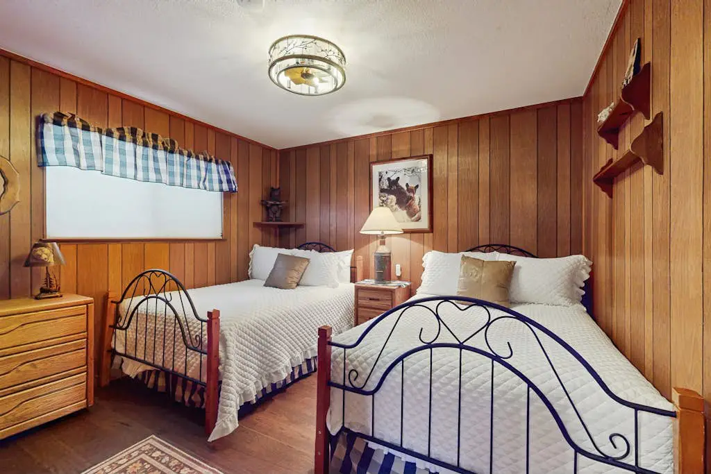 Classic Gambrel-style cabin, family and pet friendly, walk to lake, close to ski
