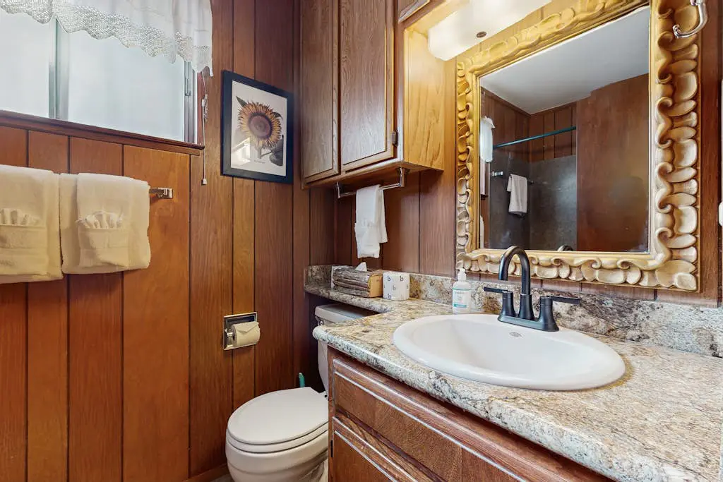 Classic Gambrel-style cabin, family and pet friendly, walk to lake, close to ski