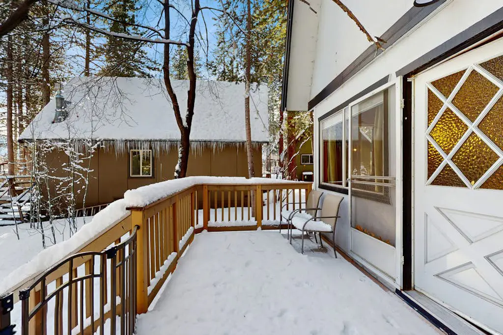 Classic Gambrel-style cabin, family and pet friendly, walk to lake, close to ski