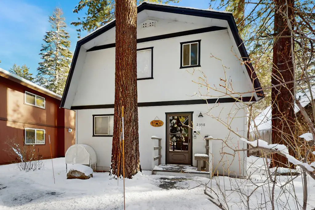Classic Gambrel-style cabin, family and pet friendly, walk to lake, close to ski