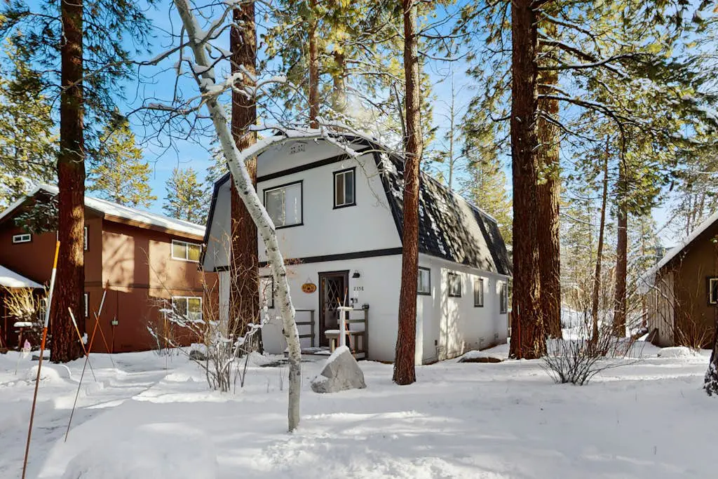 Classic Gambrel-style cabin, family and pet friendly, walk to lake, close to ski