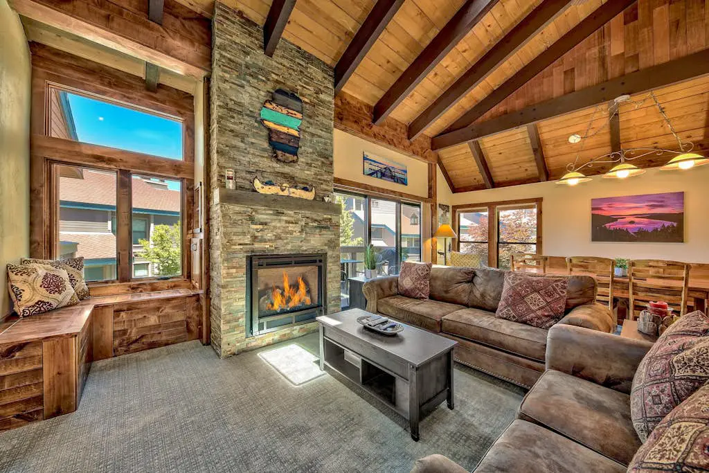 Luxurious Lakeland Village home with modern amenities and close to lake