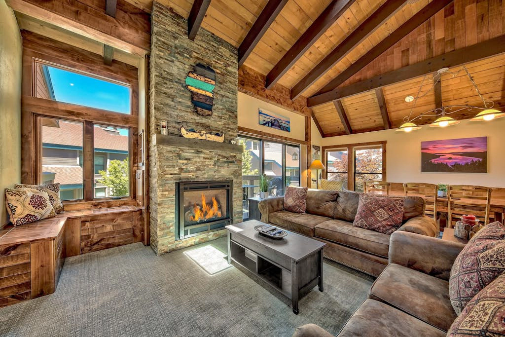 Luxurious Lakeland Village home with modern amenities and close to lake