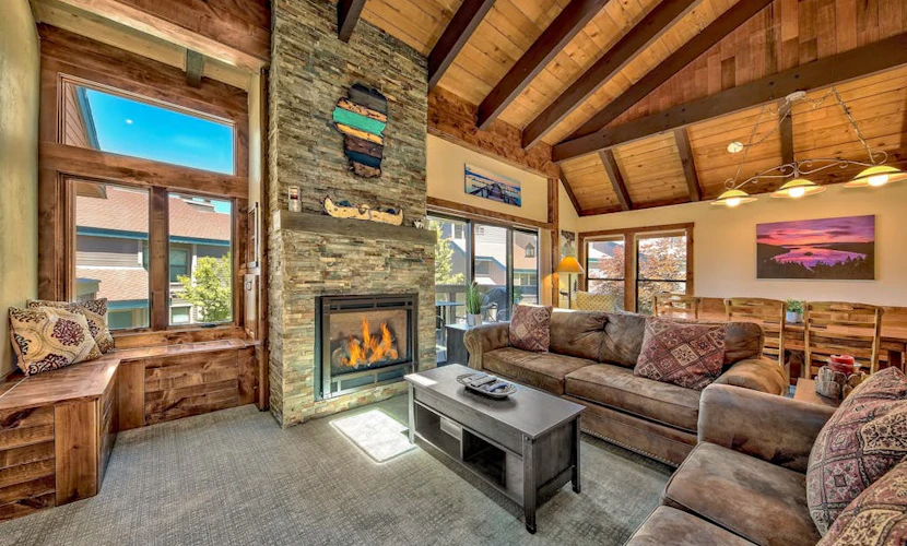Luxurious Lakeland Village home with modern amenities and close to lake