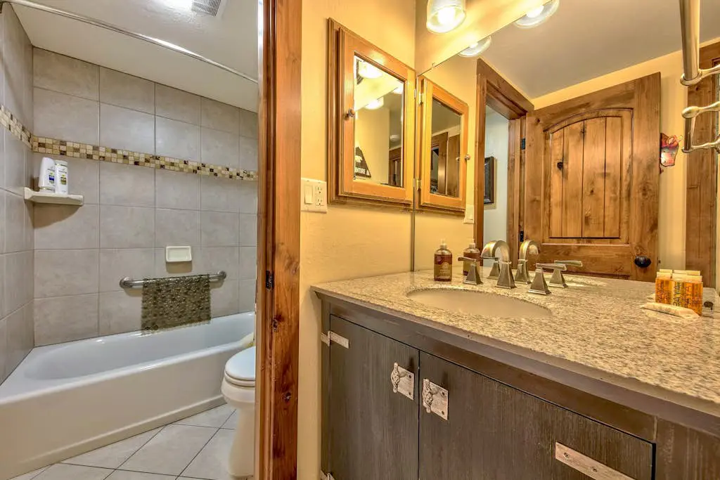 Luxurious Lakeland Village home with modern amenities and close to lake