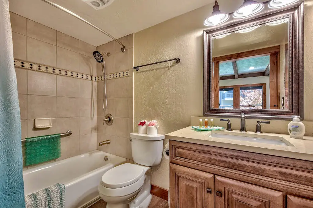 Luxurious Lakeland Village home with modern amenities and close to lake
