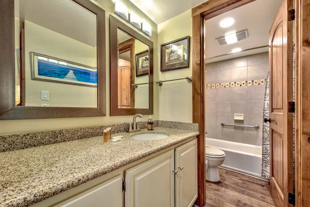 Luxurious Lakeland Village home with modern amenities and close to lake