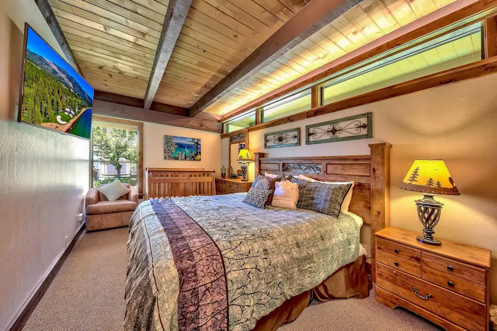 Luxurious Lakeland Village home with modern amenities and close to lake