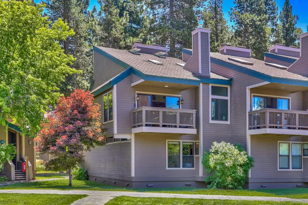 Luxurious Lakeland Village home with modern amenities and close to lake