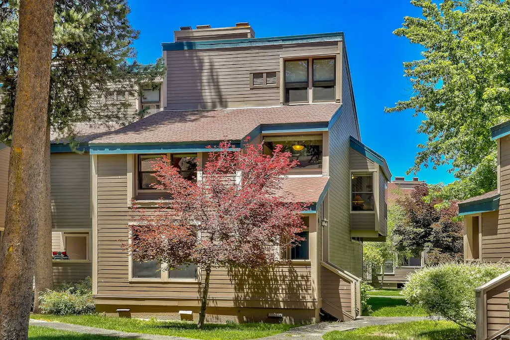 Luxurious Lakeland Village home with modern amenities and close to lake