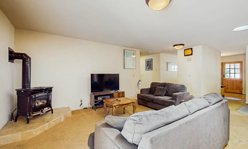 Single-level home with fireplace, deck, grill, & washer/dryer, sleeps 10