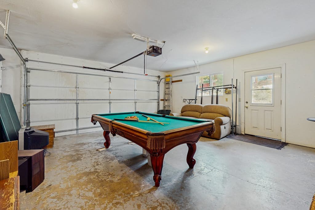 Single-level home with fireplace, deck, grill, & washer/dryer, sleeps 10