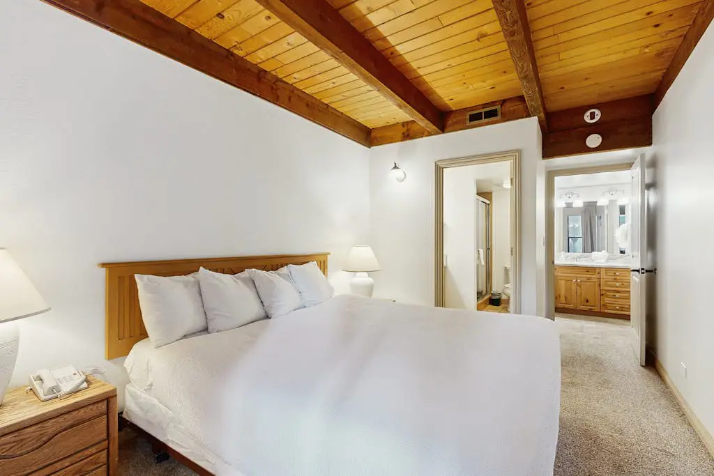 Beautiful Condo with private beach access, shared pools & hot tubs