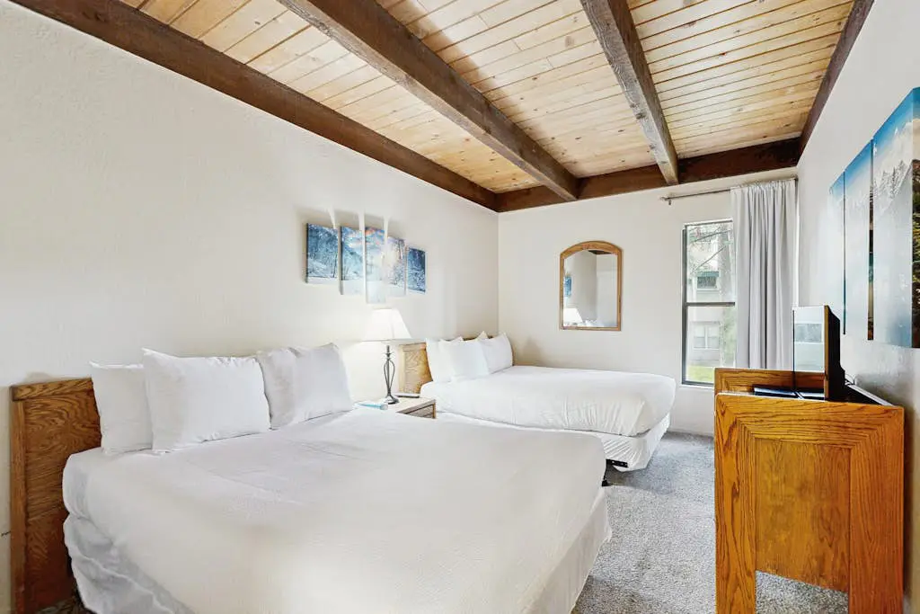 Beautiful Condo with private beach access, shared pools & hot tubs