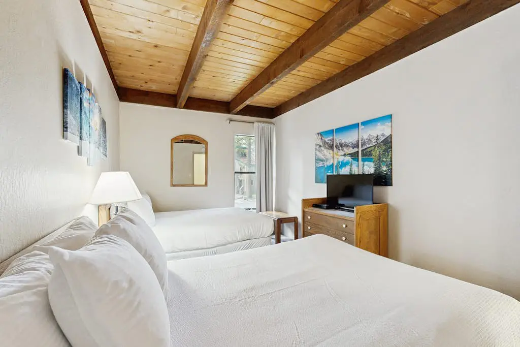 Beautiful Condo with private beach access, shared pools & hot tubs