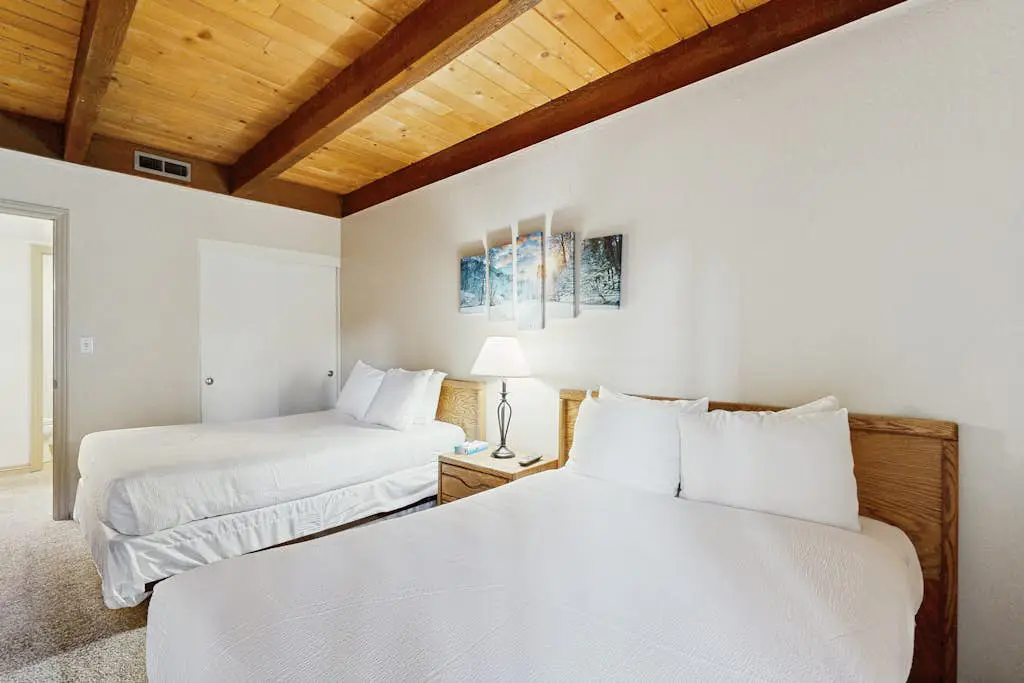 Beautiful Condo with private beach access, shared pools & hot tubs