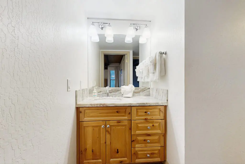 Beautiful Condo with private beach access, shared pools & hot tubs