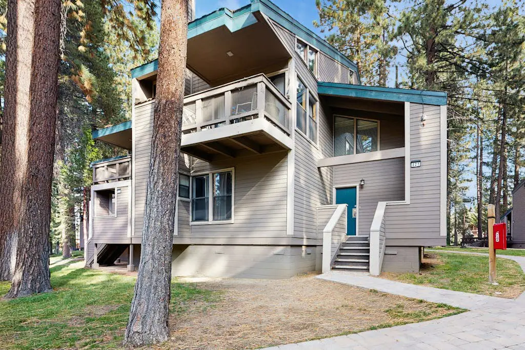 Beautiful Condo with private beach access, shared pools & hot tubs