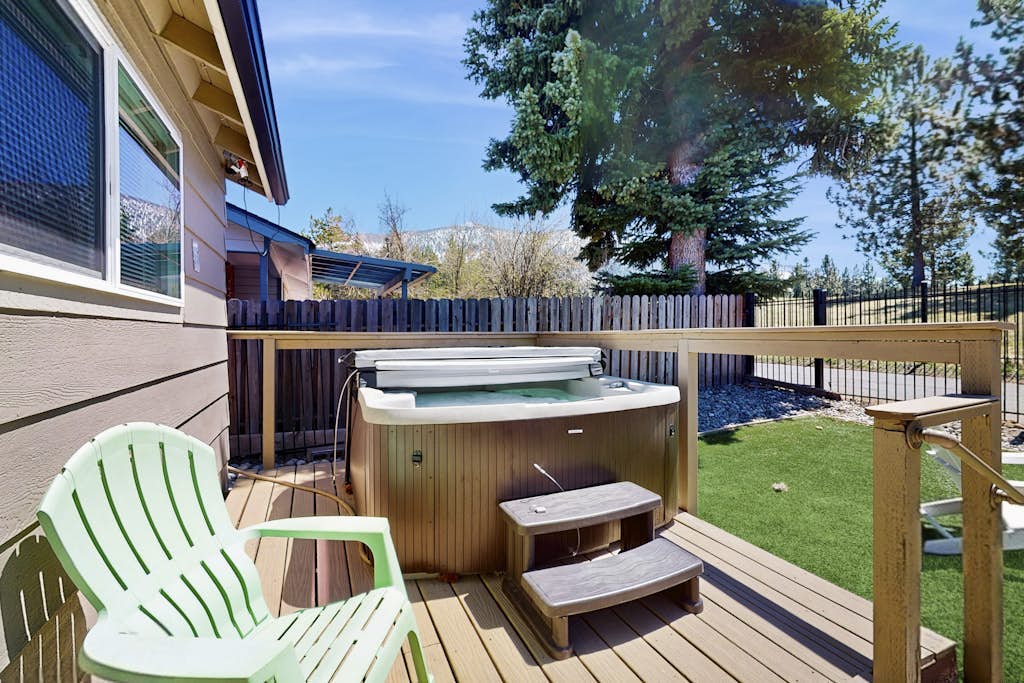 Edgewood Retreat | Hot Tub, Golf Course Views & Walk to Stateline