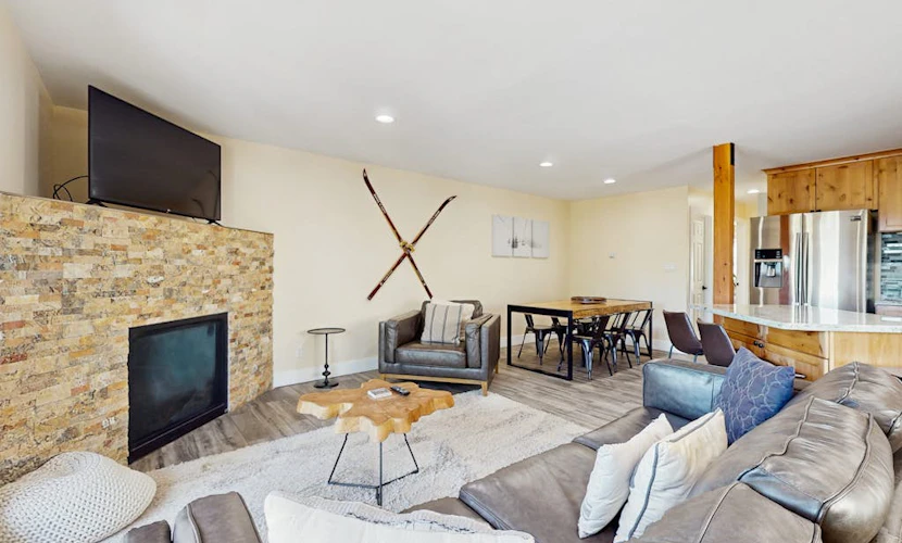 Dog-friendly mountain condo with washer/dryer, sleeps 2