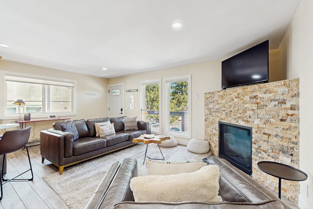 Dog-friendly mountain condo with washer/dryer, sleeps 2