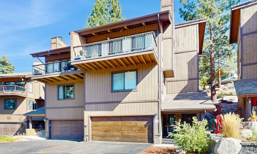 Kingsbury Grade home with fireplace & easy access to beaches/ skiing, sleeps 6