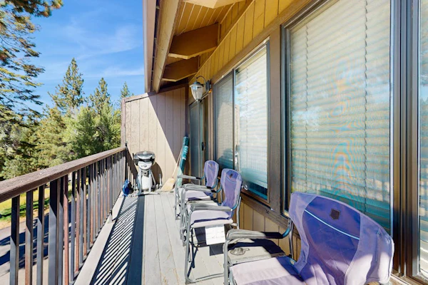 Kingsbury Grade home with fireplace & easy access to beaches/ skiing, sleeps 6