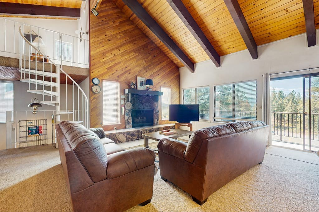 Kingsbury Grade home with fireplace & easy access to beaches/ skiing, sleeps 6