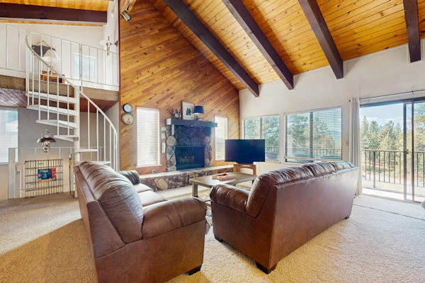 Kingsbury Grade home with fireplace & easy access to beaches/ skiing, sleeps 6