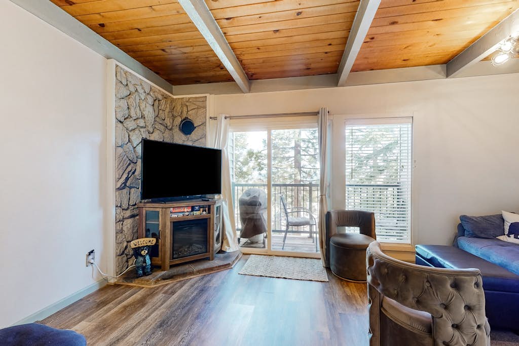 Ski dream walkable to lifts - 2 decks, WFH area & shuttle pick-up across street