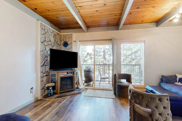 Ski dream walkable to lifts - 2 decks, WFH area & shuttle pick-up across street