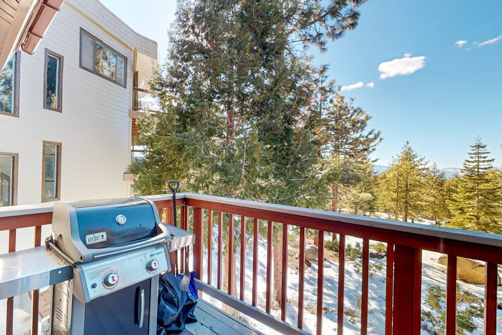 Condo near Lake Tahoe with pool, hot tub, grill, & wood fireplace - sleeps 6