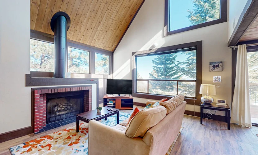 Cozy condo with gas fireplace, jetted tub, deck, great location near ski hill