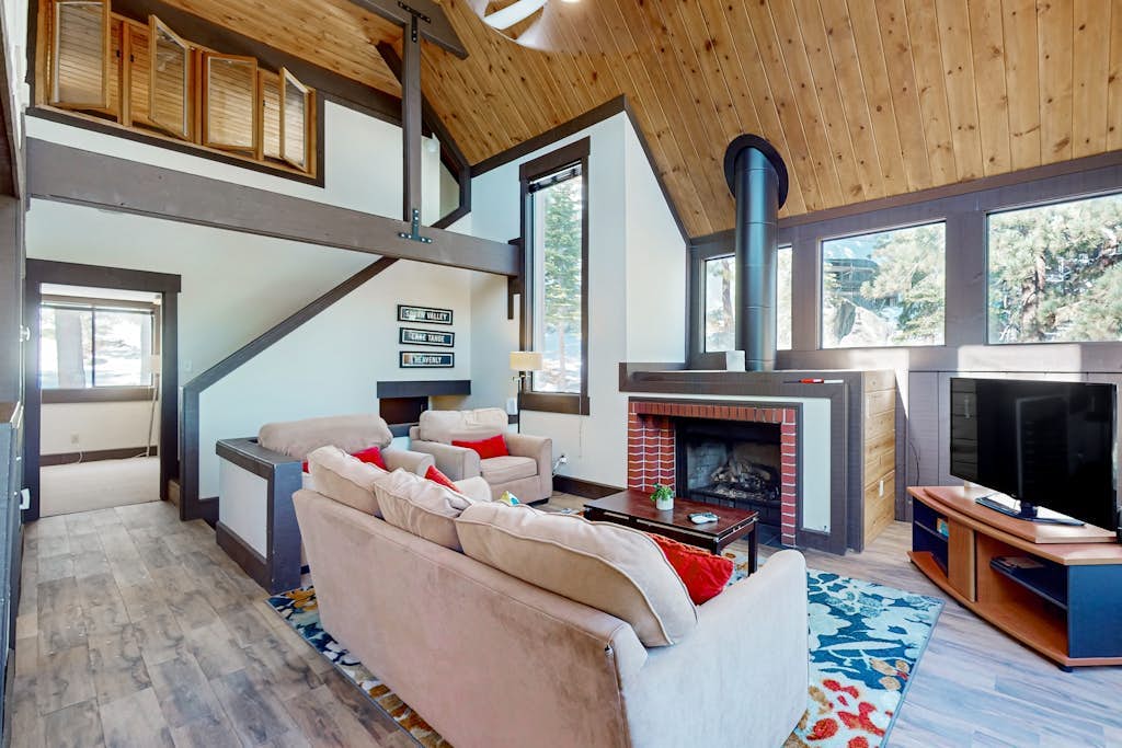 Cozy condo with gas fireplace, jetted tub, deck, great location near ski hill