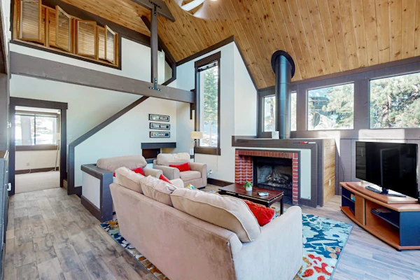 Cozy condo with gas fireplace, jetted tub, deck, great location near ski hill