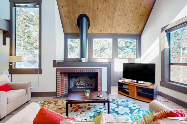 Cozy condo with gas fireplace, jetted tub, deck, great location near ski hill