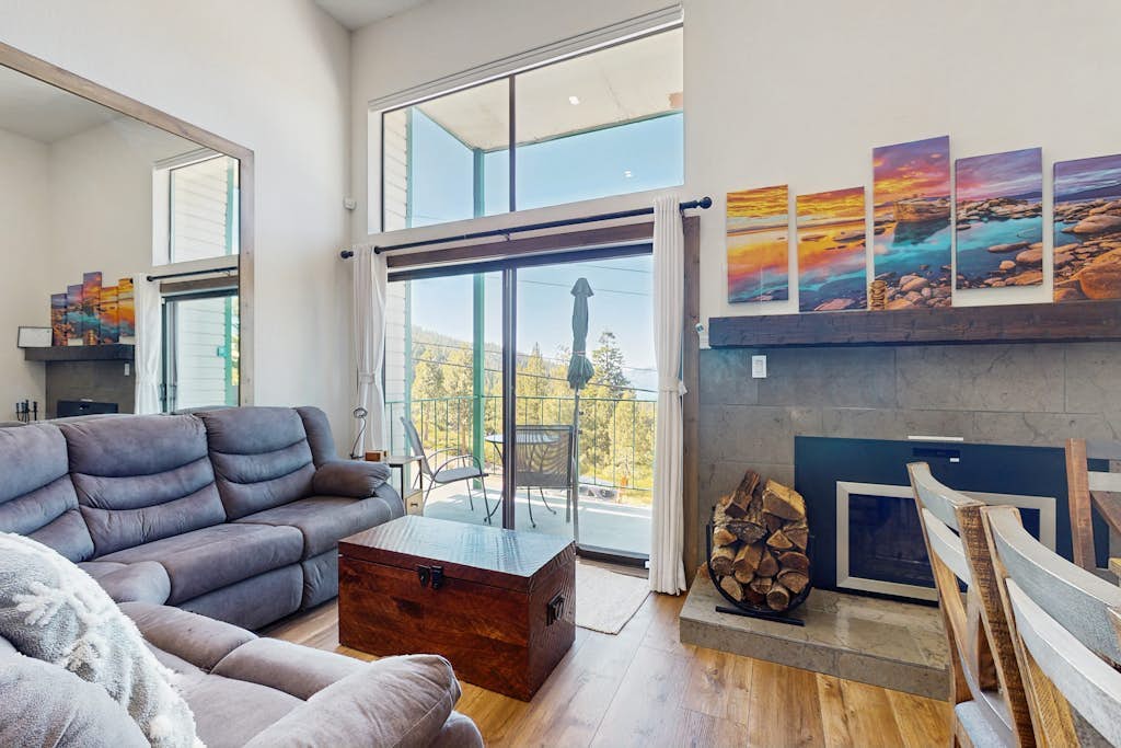 CONDO WITH BEAUTIFUL LAKE VIEW & CLOSE TO STAGE COACH LODGE