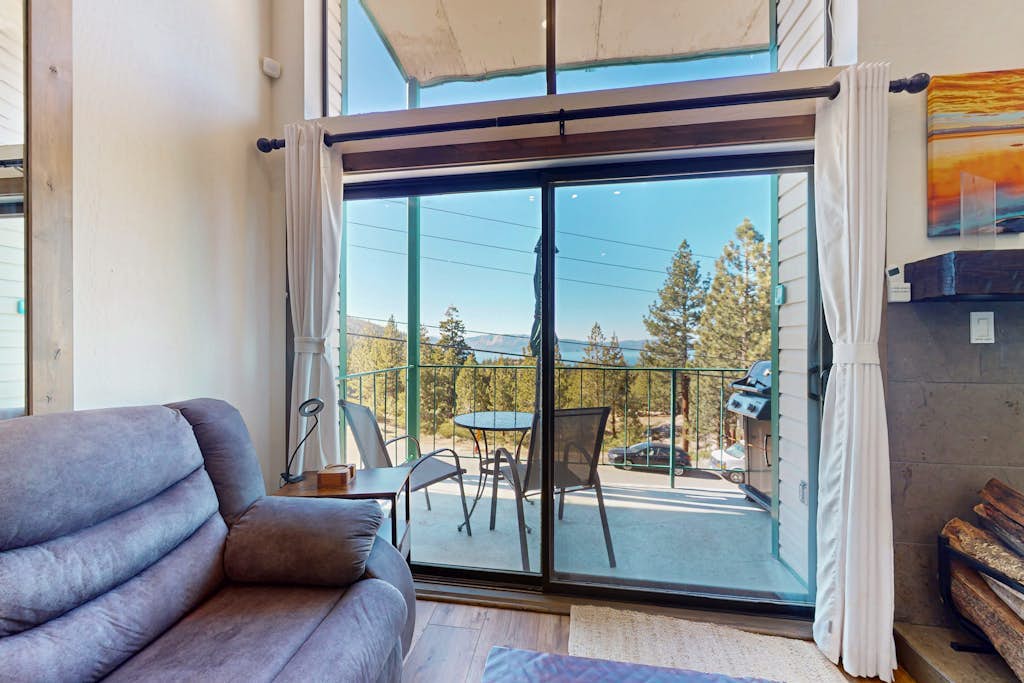 CONDO WITH BEAUTIFUL LAKE VIEW & CLOSE TO STAGE COACH LODGE